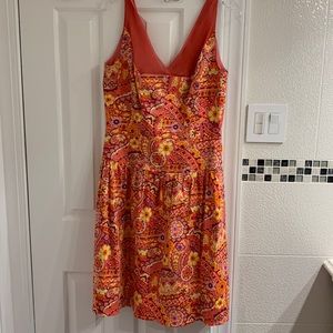 Kay Unger casual dress with back hidden zipper. Knee high.